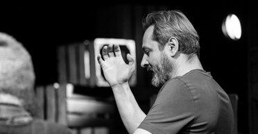 Режиссер "Молодого театра" Билоус, которого обвинили в домогательствах, вернулся на должность