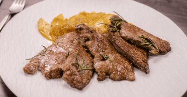 Яловича печінка по-берлінськи з яблуками та цибулею: головне — не пересмажити