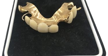 75-річний мільйонер розповів, навіщо купив зубні протези Вінстона Черчилля