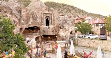 Гробница в центре скандала: священное захоронение превратили в кафе (фото)