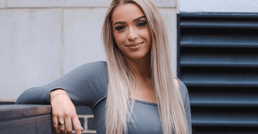 Фанаты в ужасе: в небе за спиной звезды TikTok "заметили НЛО" (видео)