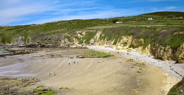 Три слова незнайомою мовою, що з'явилися на пляжі, приголомшили жителів острова (фото)