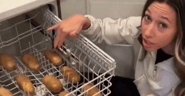 Незвичайний лайфхак: навіщо дівчина миє картоплю в посудомийній машині (відео)