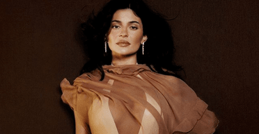 Квіти і прозорий шифон: Кайлі Дженнер прикрасила обкладинку британського Vogue (фото)