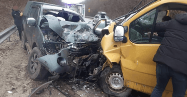 Во Львовской области в результате ДТП погиб водитель Opel Vivaro, восемь человек травмированы (фото)