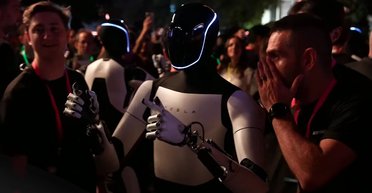 Бармены, танцоры, друзья: Илон Маск показал в деле роботов Optimus за $20 000 (видео)