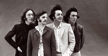 Штучний інтелект проти Beatles: як ШІ спотворює минуле, покращуючи його