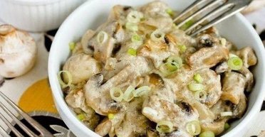 Печериці, тушковані в сметані: смачна страва без клопоту