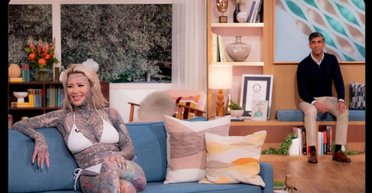 Ріші Сунак засвітився поруч із найбільш татуйованою мамою Великої Британії: за що його висміяли