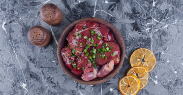 Салат із курячої печінки: рецепт дуже бюджетної та смачної страви