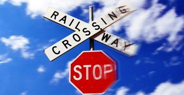 Водитель Tesla чудом избежал столкновения с поездом, когда включился автопилот (видео)