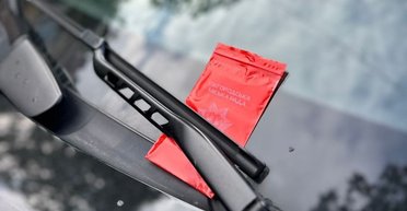 В Ужгороде оригинальным способом выписывают штрафы за нарушение правил парковки (фото)