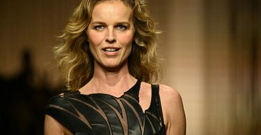 51-летняя Ева Герцигова вышла на подиум на показе Roberto Cavalli в Милане (фото)