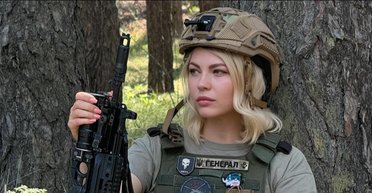 "Настоящий нарциссизм": в сети захейтили экс-советницу Залужного и волонтера за фото в форме ВСУ