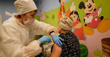 Face mask — нова реальність. Чому пандемія в Україні триватиме до 2024 року