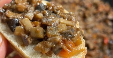 Баклажаново-грибна ікра: рецепт ідеальної закуски (відео)