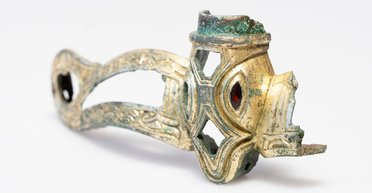 Принадлежал королю: археологи обнаружили фрагмент одного из самых роскошных шлемов Скандинавии (фото)