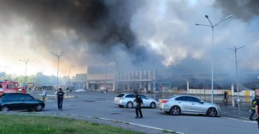 "200 человек внутри": Зеленский отреагировал на удар РФ по "Эпицентру" в Харькове (видео)