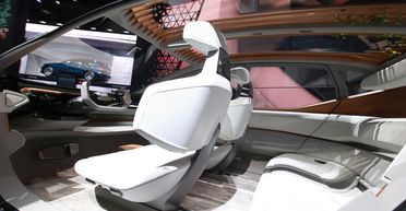 Кокпит-эволюция. Как SpaceX Илона Маска меняет дизайн автомобилей