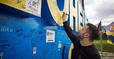 Стела в Донецкой области станет военным арт-объектом: как художники планируют восстановить старые надписи (фото)