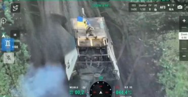 Сели и поехали: бойцы ВСУ затрофеили "танк-черепаху" ВС РФ вместе с экипажем, — соцсети (видео)