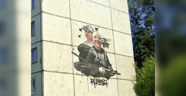 "Вся суть русського міру": в окупованій Макіївці з'явився стінопис із "зіркою" TikTok (фото)