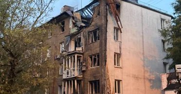 Зруйнований торговий центр та житлові будівлі: наслідки нічної атаки РФ на Київ (відео)