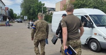 Увидел ТЦК и приставил нож: во Львове мужчина взял в заложницы 13-летнюю девочку (фото)