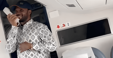 Романтическое признание в небе: девушка сказала "да" на борту самолета (видео)