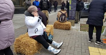 Противники аграрной реформы под Радой расходятся, но дороги еще перекрывают