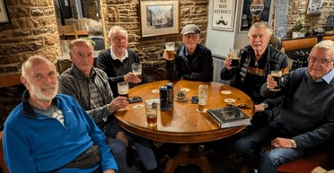 Нерушимая традиция: друзья каждый четверг собираются на пиво в течение 56 лет (фото)