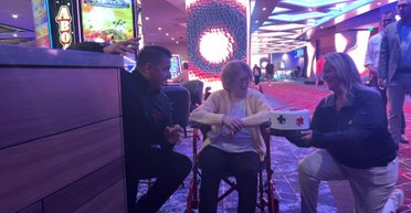 Зробили подарунок: казино подвоїло джекпот жінки на честь її 106-го дня народження (фото)