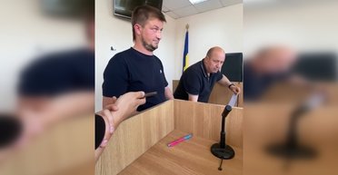 Стоит и молчит: работник ТЦК отказался озвучить свою версию избиения учителя в Харькове (видео)