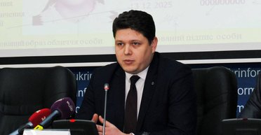 Надо подождать. Глава ГМС Максим Соколюк об очередях на получение загранпаспортов