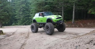 Mini Cooper перетворили на позашляховик з величезними колесами (відео)