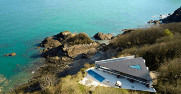 Чоловік, який виграв сучасний особняк, втік із "будинку мрії" через 3 дні (фото)