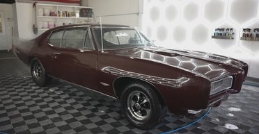 Культовое американское авто 60-х простояло почти полвека брошенным в гараже (видео)