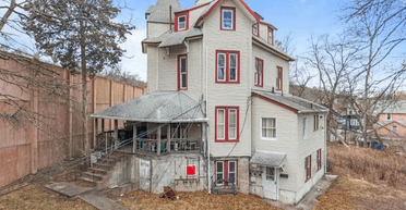 У США продають старовинний дім: користувачі звернули увагу на тривожну деталь (фото)