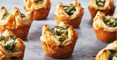 Слойки со шпинатом и сыром фета: простой рецепт праздничной закуски