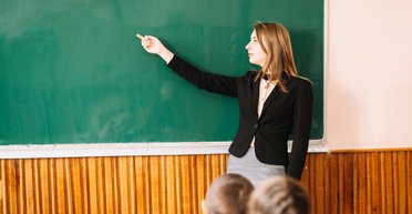 Вчителям можуть збільшити кількість уроків, позбавити доплат і перевести на короткострокові контракти: з'явилась петиція