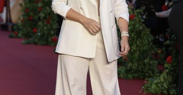 Кейт Уинслет вышла на красную дорожку шоу Vogue World в идеальном брючном костюме