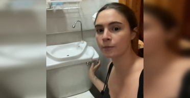 Мойка в бачке унитаза: как выглядит самая маленькая ванная в Нью-Йорке (видео)