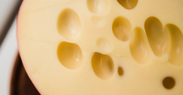Учені знайшли пояснення діркам у швейцарському сирі
