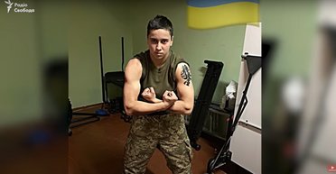 Скрипачка и гранатометчица: в СМИ рассказали историю военной из "Отряда самоубийц" (видео)