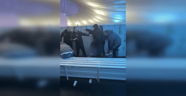 На ковзанці на ВДНГ у Києві побилися чоловіки: в поліції розкрили причину сутички (відео)