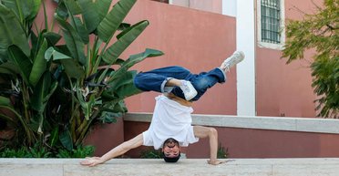 Брейкдансер, который постоянно крутился на голове, заработал себе лысину и нарост на черепе (фото)