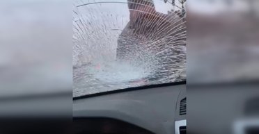 Военный разбил локтем стекло автомобиля: в полиции рассказали о стычке с ТЦК (видео)