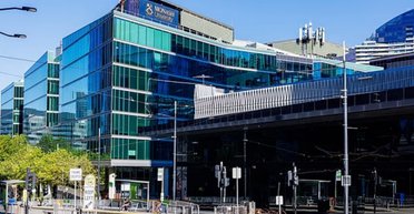 Преподавателя уволили после показа запрещенного материала во время лекции: он шокировал студентов