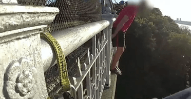 Не витримав напруги: поліцейський розплакався, умовляючи чоловіка не робити фатальний крок