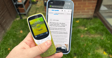 Кнопочный телефон из 2000-х сравнили со смартфоном: блогер удивил результатом эксперимента